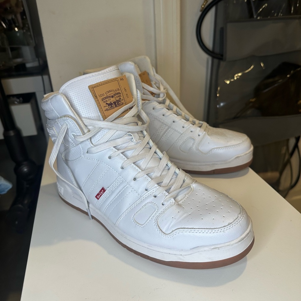 Men’s Levi’s 521 high top pebbled basketball shoes in white